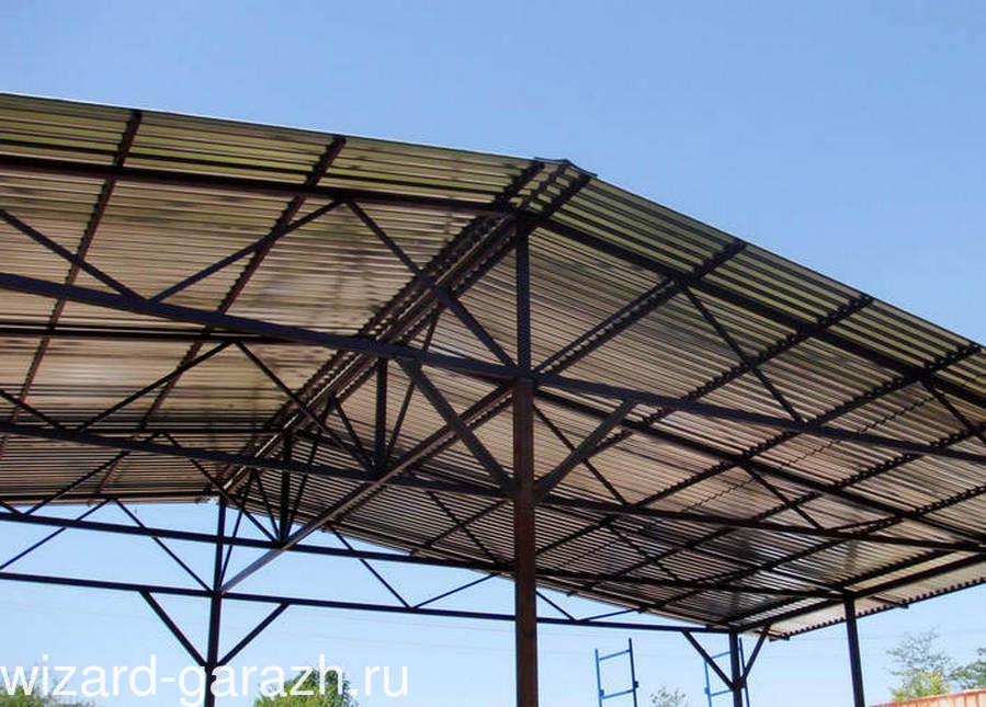 Навес из двутавровой балки металлической 20. Комбинированный навес профлист с поликарбонатом. Профлист для навеса какой. Навес профнастил. Навес комбинированный профнастил и поликарбонат.